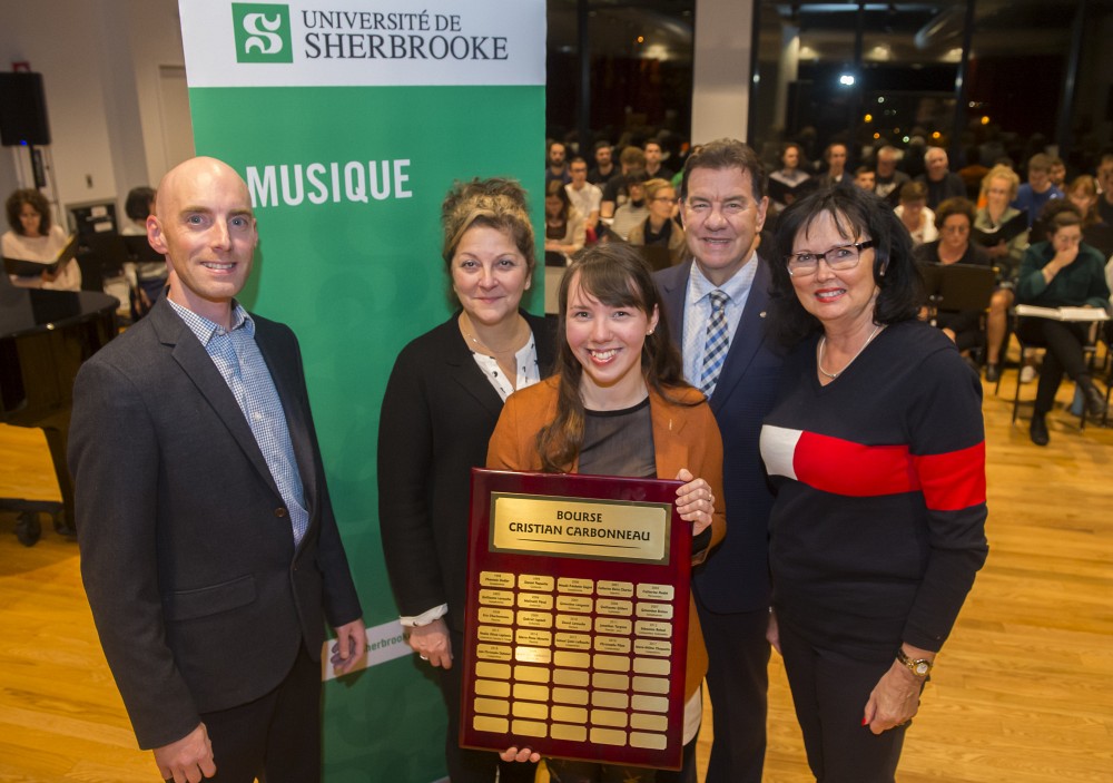 Le directeur de l'&Eacute;cole de musique, Andr&eacute; Cayer, la doyenne de la Facult&eacute; des lettres et sciences humaines, Anick Lessard, ainsi que M. Martial Carbonneau et sa conjointe, Mme Lyse Paquette, co-initiateurs du fonds Cristian-Carbonneau, ont remis une bourse de 2000&nbsp;$ &agrave; Marie-L&eacute;a Carpentier (cheminement interpr&eacute;tation fl&ucirc;te).