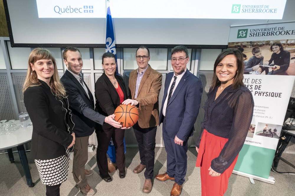 Le Pr Sylvain Turcotte, titulaire de la Chaire, entour&eacute; d&rsquo;Isabelle Charest, ministre d&eacute;l&eacute;gu&eacute;e &agrave; l'&Eacute;ducation et ministre responsable de la Condition f&eacute;minine, du Pr Jean-Pierre Perreault, vice-recteur &agrave; la recherche et aux &eacute;tudes sup&eacute;rieures de l'UdeS, de la Pre Isabelle Dionne, doyenne de la Facult&eacute; des sciences de l&rsquo;activit&eacute; physique ainsi que de la Pre Sylvie Beaudoin et du Pr F&eacute;lix Berrigan, collaborateurs de la Chaire.