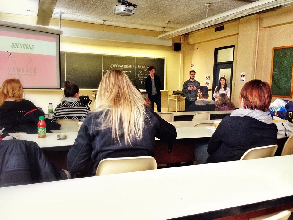 Des &eacute;tudiants en pr&eacute;paration pour les Jeux de la communication ont pr&eacute;sent&eacute; leur projet aux visiteurs lors de la Journ&eacute;e portes ouvertes.