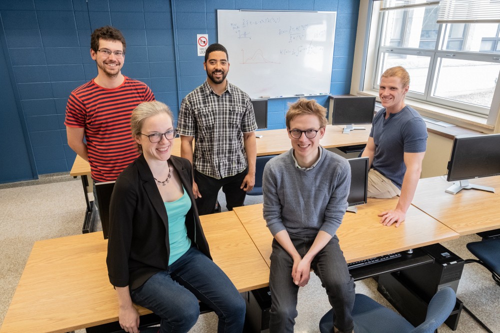 Brigitte Desharnais, toxicologue au LSJML; le Pr&nbsp;F&eacute;lix Camirand Lemyre, du D&eacute;partement de math&eacute;matiques; et les trois &eacute;tudiants, soit&nbsp;Fran&ccedil;ois D&rsquo;Amours, Guillaume Bernier-Breton et Maxime Bilodeau.