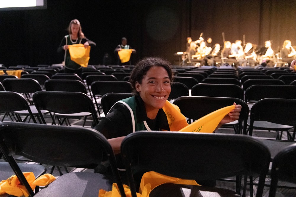 Personnes &eacute;tudiantes travaillant dans le secteur des c&eacute;r&eacute;monies lors de la collation des grades en 2022.