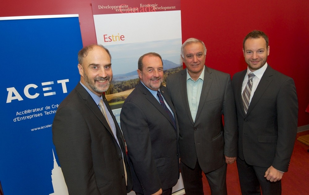 Le vice-recteur Jacques Beauvais, le ministre Denis Lebel, le pr&eacute;sident-directeur g&eacute;n&eacute;ral Roger No&euml;l et l'entrepreneur Philippe Beauchamp, lors du renouvellement de l'appui financier du gouvernement f&eacute;d&eacute;ral.