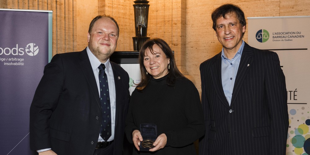 Ma&icirc;tre Louis S&eacute;v&eacute;no, pr&eacute;sident de l&rsquo;ABC-Qu&eacute;bec, la professeure Nathalie V&eacute;zina et le doyen Louis Marquis.