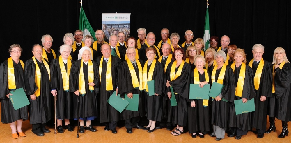 Les pionniers qui ont c&eacute;l&eacute;br&eacute; le 50e anniversaire de l&rsquo;obtention de leur dipl&ocirc;me lors de la collation des grades 2013