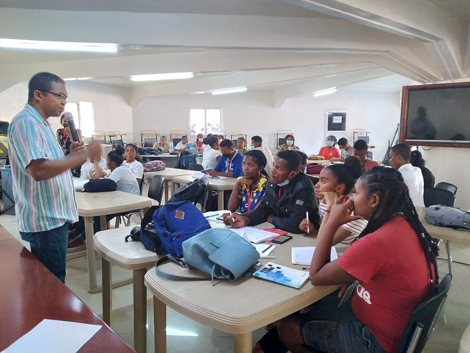 Des &eacute;tudiants et &eacute;tudiantes assistant &agrave; un cours pendant la premi&egrave;re &eacute;dition de l'&eacute;cole d'&eacute;t&eacute;.