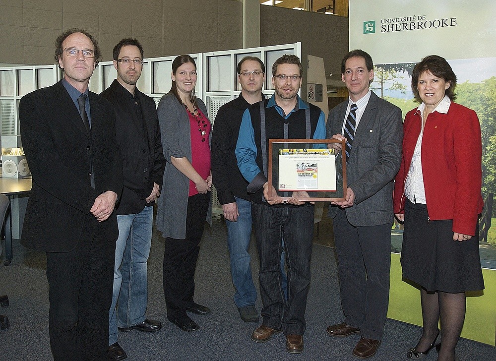 Aux extr&eacute;mit&eacute;s, Raymond Lemieux (Qu&eacute;bec Science) et Luce Samoisette. Tenant la plaque, Daniel Lafontaine et Fran&ccedil;ois Malouin. L'&eacute;quipe de recherche &eacute;tait aussi compos&eacute;e de Louis-Charles Fortier, Marianne Allard, &Eacute;ric Brouillette et J&eacute;r&ocirc;me Mulhbacher (absent).