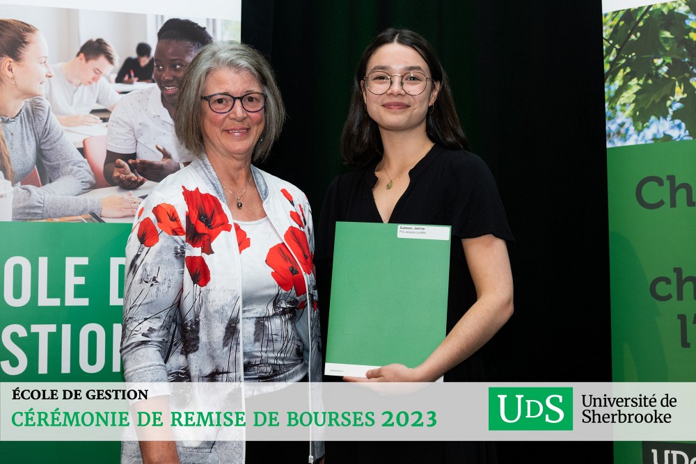 Jasmine&nbsp;Duplessis a re&ccedil;u la bourse Prix Jacques&nbsp;Lavall&eacute;e des mains de Brigitte&nbsp;Roy, conjointe de feu Pr&nbsp;Lavall&eacute;e.