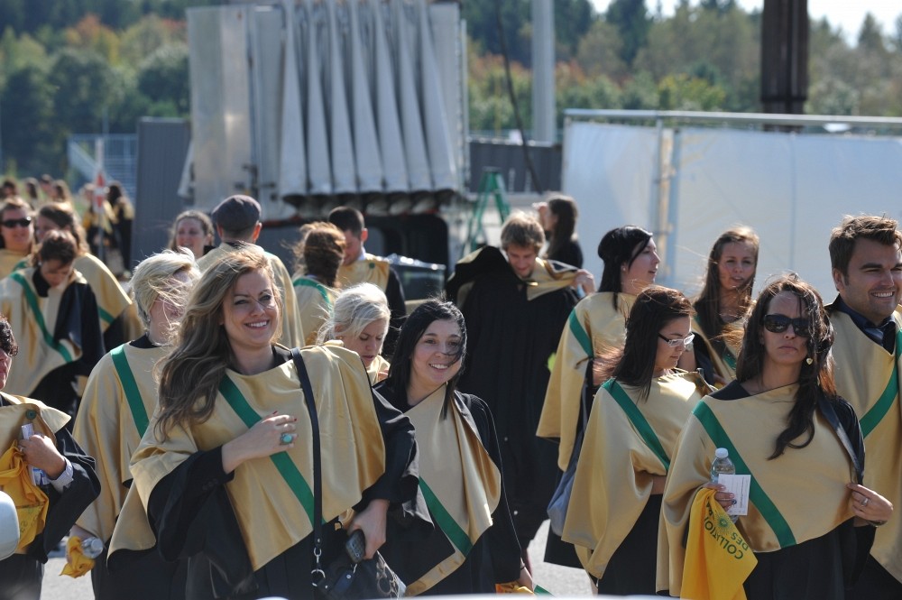 Quelques dipl&ocirc;m&eacute;s de la cohorte&nbsp;2011, au sortir de la c&eacute;r&eacute;monie principale.