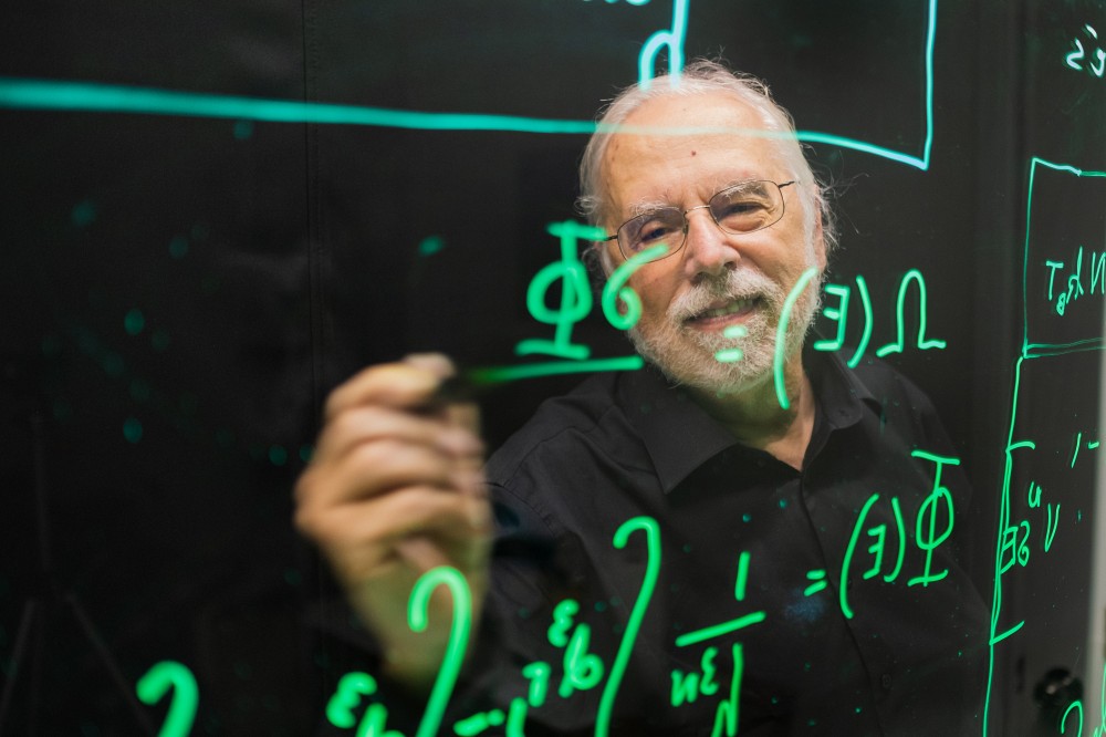 Le Pr de physique Andr&eacute;-Marie Tremblay a recours &agrave; un tableau lumineux pour favoriser la compr&eacute;hension de concepts, lors d'une s&eacute;ance qu'il anime depuis sa demeure.