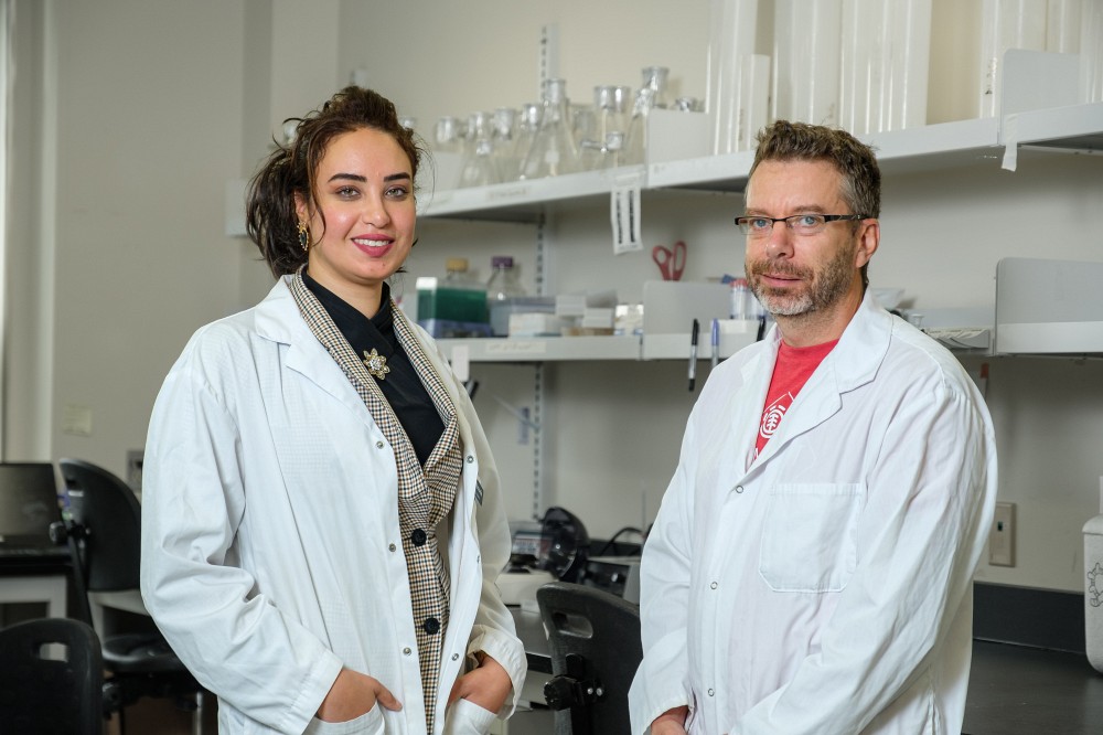 Dina Hussein, doctorante, et Daniel Lafontaine, professeur au D&eacute;partement de biologie, ont particip&eacute; &agrave; des travaux de recherche de l'Universit&eacute; North Carolina at Chapel Hill,&nbsp;et les r&eacute;sultats ont &eacute;t&eacute; publi&eacute;s dans la revue scientifique&nbsp;Proceedings of the National Academy of Sciences&nbsp;(PNAS).
