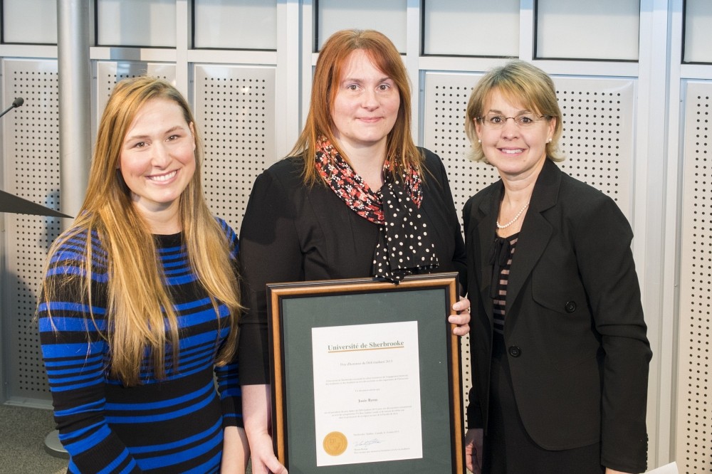 Les laur&eacute;ates Am&eacute;lie Millette-Gagnon et Jos&eacute;e Byrns, en compagnie de Me &Eacute;liane-Marie Gaulin, directrice des affaires &eacute;tudiantes et secr&eacute;taire de la Facult&eacute;.