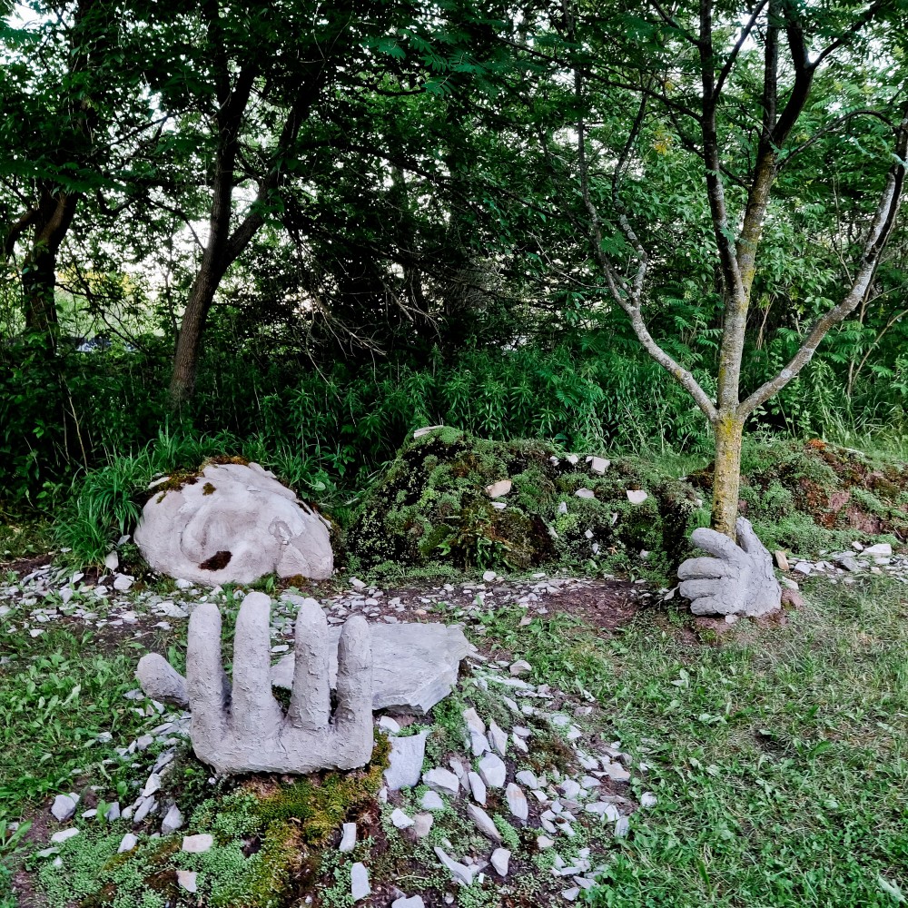 R&eacute;miniscence, oeuvre r&eacute;alis&eacute;e par des &eacute;tudiants du certificat en arts visuels de l'Universit&eacute; de Sherbrooke pour les Jardins r&eacute;invent&eacute;s de la Saint-Fran&ccedil;ois