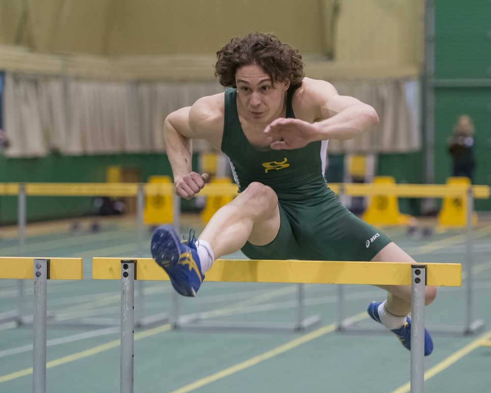 Simon L&eacute;veill&eacute; est actuellement class&eacute; au troisi&egrave;me rang &agrave; l'&eacute;chelle universitaire canadienne au 60&nbsp;m haies.