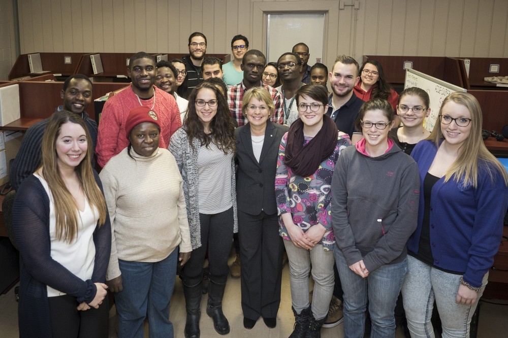 Me &Eacute;liane-Marie Gaulin, porte-parole du programme Parents Biblioth&egrave;que est accompagn&eacute;e de pr&eacute;pos&eacute;s du Centre d&rsquo;appel de La Fondation de l&rsquo;UdeS.