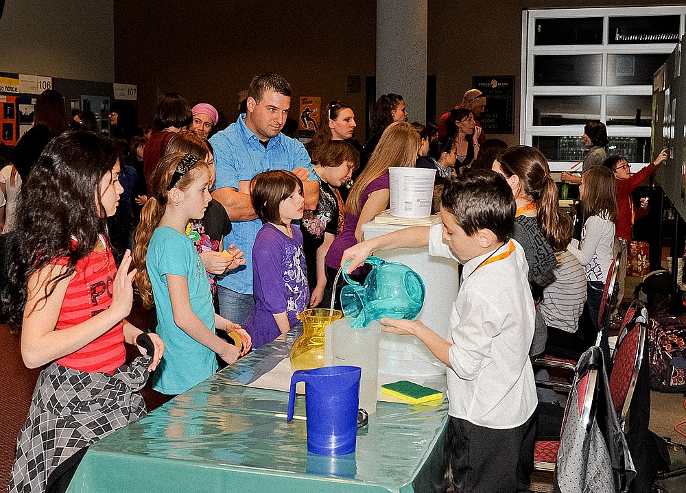 Participants &agrave; la finale r&eacute;gionale de l'Estrie de l'Expo-sciences Hydro-Qu&eacute;bec 2011.