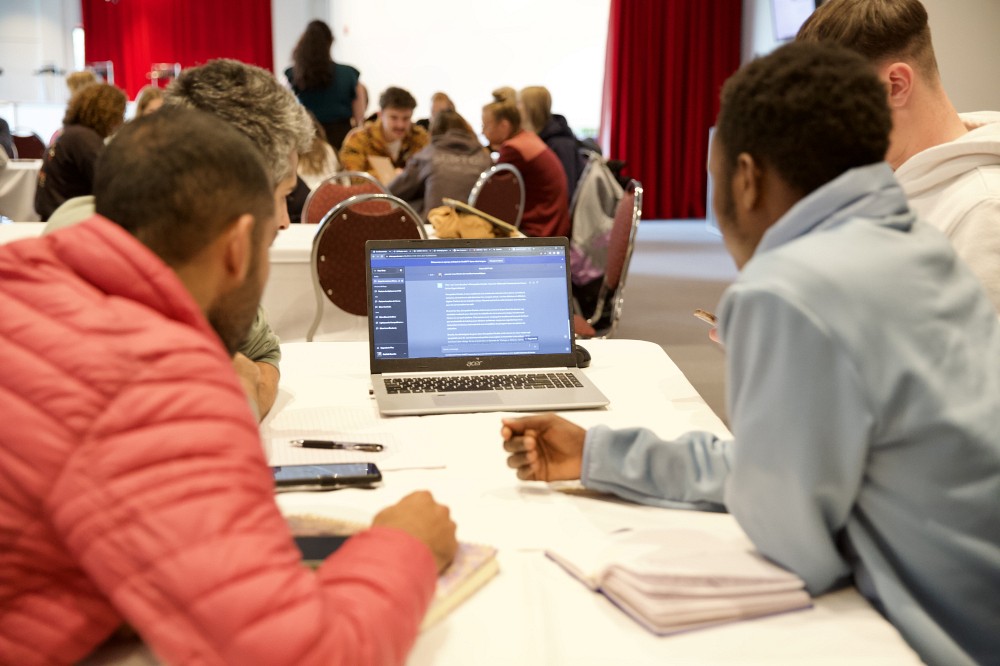 Dans le cadre d'un atelier offert &agrave; l'Universit&eacute; de Sherbrooke lors de la Journ&eacute;e sur les disruptions num&eacute;riques de l&rsquo;IA en communication et marketing 2023, des &eacute;tudiantes et des &eacute;tudiants ont travaill&eacute; avec divers outils int&eacute;grant l'intelligence artificielle. Cet &eacute;v&eacute;nement visait &agrave; se questionner sur les transformations actuelles et futures provoqu&eacute;es par l'arriv&eacute;e de ces outils.