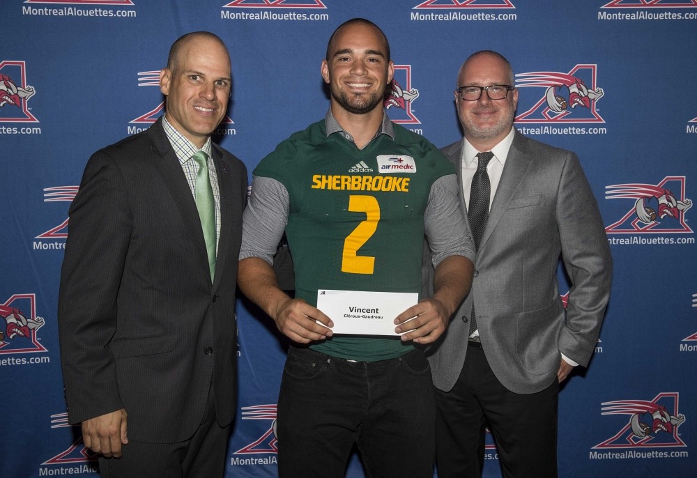 Mark Weightman, pr&eacute;sident et directeur g&eacute;n&eacute;ral des Alouettes de Montr&eacute;al, Vincent Cl&eacute;roux-Gaudreau et Simon C&eacute;r&eacute;, chef des communications et des relations publiques &agrave; RDS.