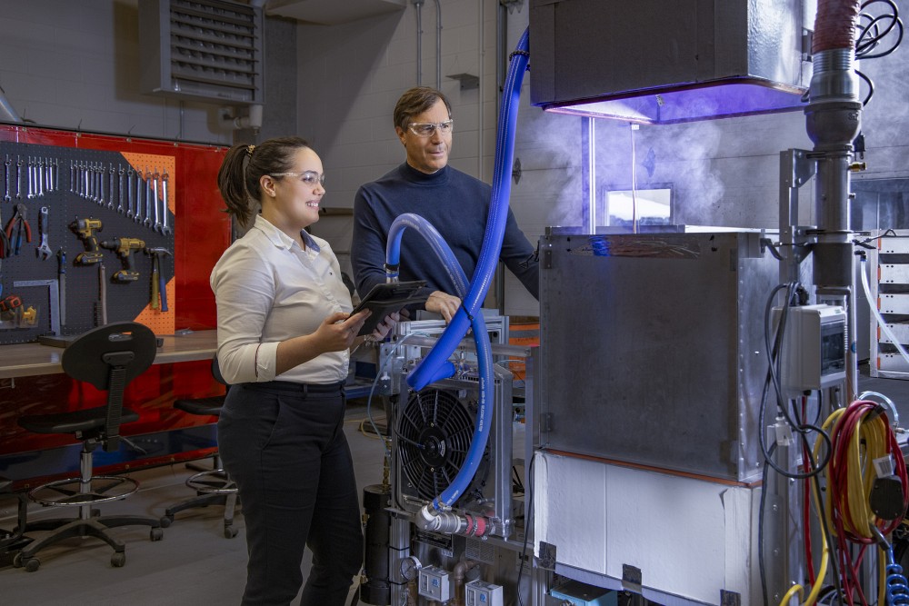 La professeure Bruna Rego De Vasconcelos et le professeur Martin Brouillette