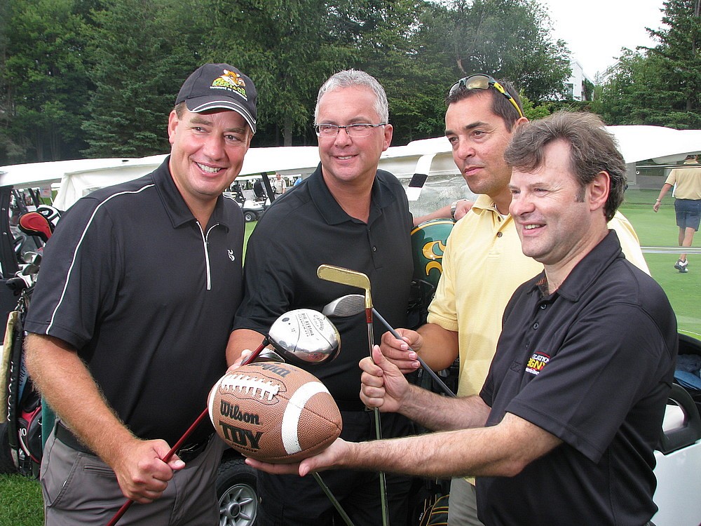 Le quatuor d'honneur formé du directeur du Service du sport et de l'activité physique de l'UdeS, Christian Gagnon, du président de la Corporation, Marc Bélanger, de l'entraîneur-chef du Vert & Or, André Bolduc, et du président d'honneur de l'événement, Dany Sévigny, de Location Sévigny Via Route, a connu une ronde en dents-de-scie, terminant la journée à +4.