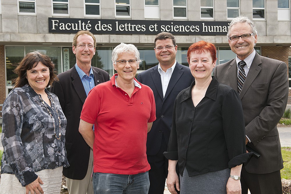 Linda Nadeau, conseill&egrave;re en d&eacute;veloppement philanthropique &agrave; la FLSH, Fran&ccedil;ois Dub&eacute;, directeur g&eacute;n&eacute;ral de La Fondation de l'UdeS, Andr&eacute; Marquis, directeur du D&eacute;partement des lettres et communications, Jocelyn Proulx, directeur du contenu des &eacute;missions d'information et producteur d&eacute;l&eacute;gu&eacute; de Cogeco nouvelles, Lynda Bellalite, doyenne de la FLSH et Andr&eacute; David directeur g&eacute;n&eacute;ral et directeur des ventes de stations Rythme FM et CKOI de Sherbrooke.