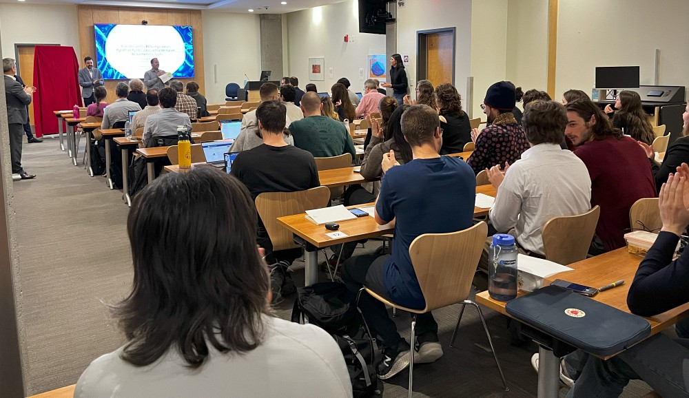 Photo prise lors du d&eacute;voilement de notre banni&egrave;re et logo du Symposium. Nos r&eacute;cipiendaires pour la cr&eacute;ation de cette banni&egrave;re : &Eacute;tienne Fafard-Couture et Florie Lo Ying Ping