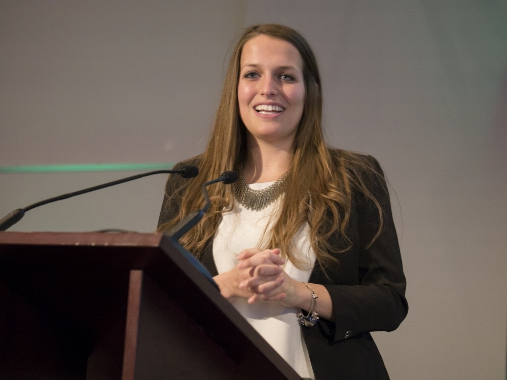 &Eacute;lise Pilon, &eacute;tudiante &agrave; la ma&icirc;trise en administration, concentration marketing, lors de son vibrant t&eacute;moignage.