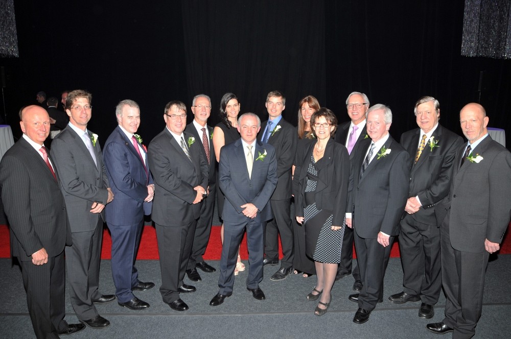 Les 12 laur&eacute;ats en compagnie de la rectrice et du pr&eacute;sident de La Fondation : Luc R. Borduas, Pierre Marcoux, Jean-Bernard Trudeau, Fr&eacute;d&eacute;ric Parissier (du CORE), Ren&eacute; Guimond, Julie Godin, Guy Pelletier, Jules Paquette, Ren&eacute;e Bergeron, Luce Samoisette, Jean-Louis Fontaine, Camille Gendron, Louis-Paul Allard et Luc LaRochelle.