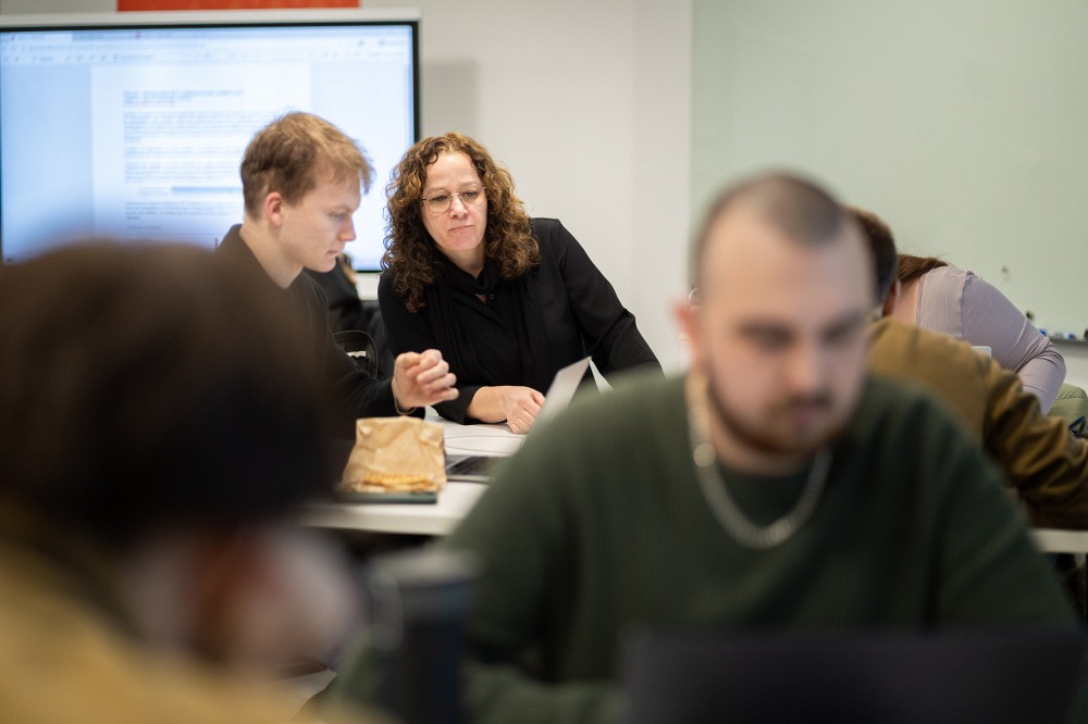 L'excellence de Karine Pr&eacute;mont, professeure titulaire &agrave; l&rsquo;&Eacute;cole de politique appliqu&eacute;e de la Facult&eacute; des lettres et sciences humaines, a &eacute;t&eacute; mise en lumi&egrave;re lors de la plus r&eacute;cente &eacute;dition de la C&eacute;r&eacute;monie annuelle de la qualit&eacute; de l&rsquo;enseignement de l&rsquo;Universit&eacute; de Sherbrooke.