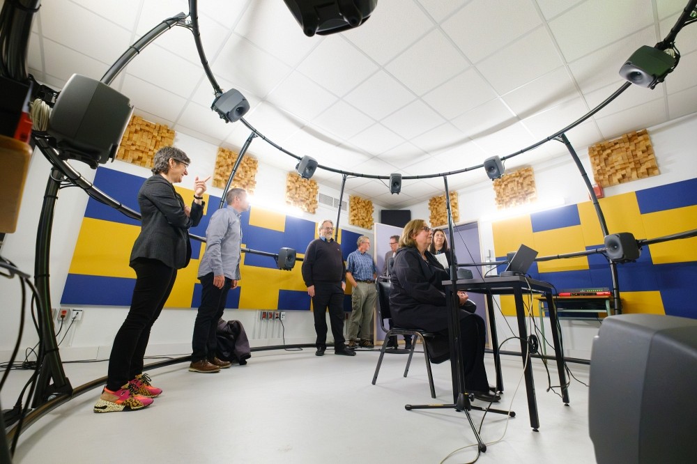 Le Laboratoire audio immersif VoiceAge est situ&eacute; dans le pavillon de l&rsquo;&Eacute;cole de musique. Le projet est n&eacute; d&rsquo;une collaboration &eacute;troite entre la Facult&eacute; de g&eacute;nie et la Facult&eacute; des lettres et sciences humaines. 