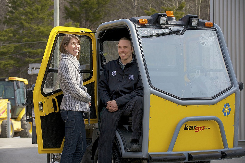 Mariane Maltais-Guilbault et Nicolas Vincent et le v&eacute;hicule d&eacute;di&eacute; au ramassage du compost &agrave; l'UdeS