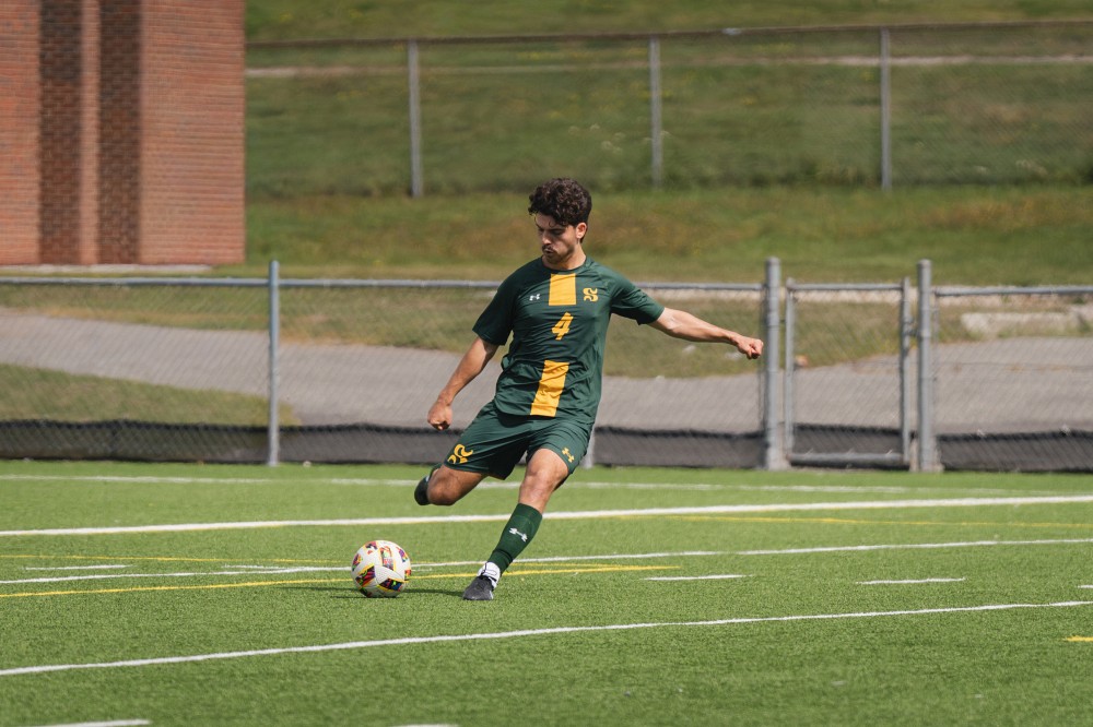 En soccer masculin, le Vert & Or occupe le troisi&egrave;me rang provincial et se d&eacute;marque par la force de sa d&eacute;fensive quasi imp&eacute;n&eacute;trable en 6 rencontres.
