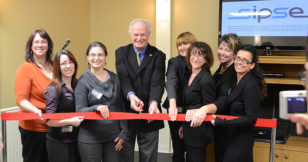 Le maire suppl&eacute;ant de Sherbrooke, Robert Pouliot, entour&eacute; &agrave; gauche des 3 intervenantes sourdes Sarah Ra&icirc;che-Rousseau, Marjorie Gosselin et Karine St-Pierre, et &agrave; droite des 4 interpr&egrave;tes Isabelle Parenteau, Marie-Chantal Clin, Roxanne Gosselin et Joanne Desch&ecirc;nes