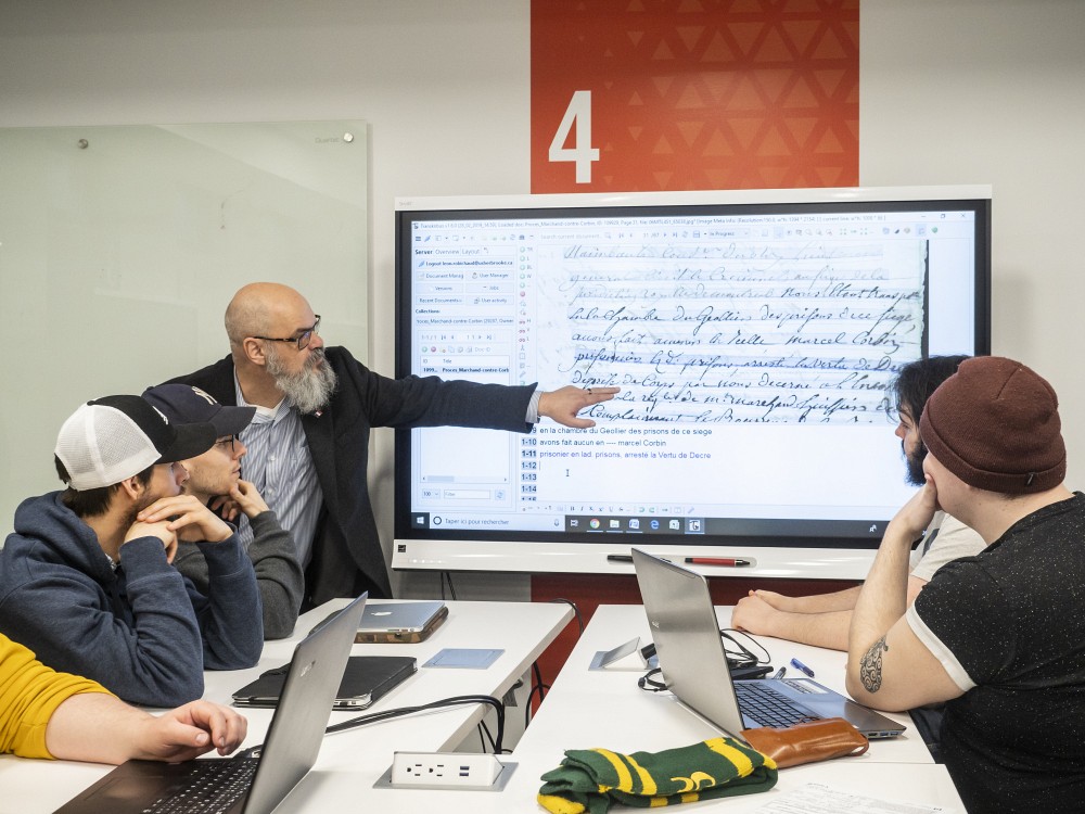 Le professeur L&eacute;on Robichaud a donn&eacute; un atelier pour que ses &eacute;tudiantes et &eacute;tudiants pratiquent la pal&eacute;ographie &agrave; l&rsquo;aide du logiciel Transkribus.