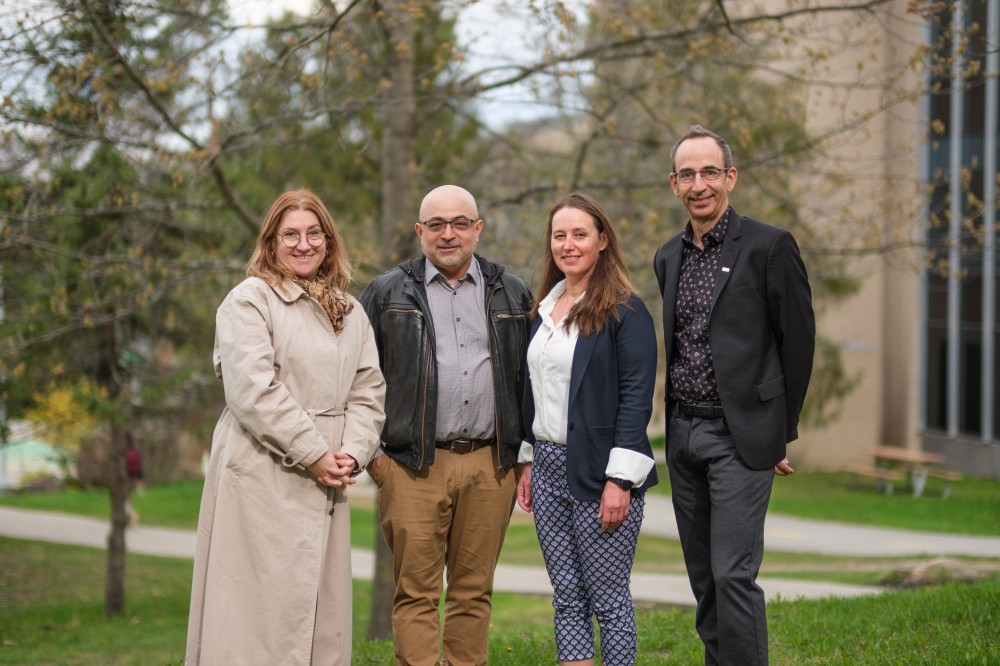 Pre Dominique Derome,&nbsp;responsable du projet PODIUM; Pr&nbsp;Jos&eacute; Agust&iacute;n Candanedo,&nbsp;d&eacute;partement g&eacute;nie civil et g&eacute;nie du b&acirc;timent;&nbsp;V&eacute;ronique Bisaillon, conseill&egrave;re principale en changements climatiques chez &Eacute;nergir;&nbsp;Jean Proulx, doyen de la Facult&eacute; de g&eacute;nie.