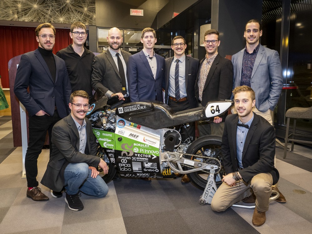 Plusieurs membres de l&rsquo;&eacute;quipe d&rsquo;EMUS, tout sourire, lors de la rencontre de deux repr&eacute;sentants de Boralex &agrave; l&rsquo;occasion du Gala du m&eacute;rite &eacute;tudiant 2018. &Agrave; l&rsquo;arri&egrave;re, Maxime Brodeur, Pascal Messier, F&eacute;lix-Antoine Lebel, Vincent Hamel (Boralex), Pierre-Yves C&ocirc;t&eacute; (Boralex), Julien Bourassa et Benjamin B&eacute;dard. &Agrave; l&rsquo;avant, Renaud Bourassa et Nicolas Turcotte.