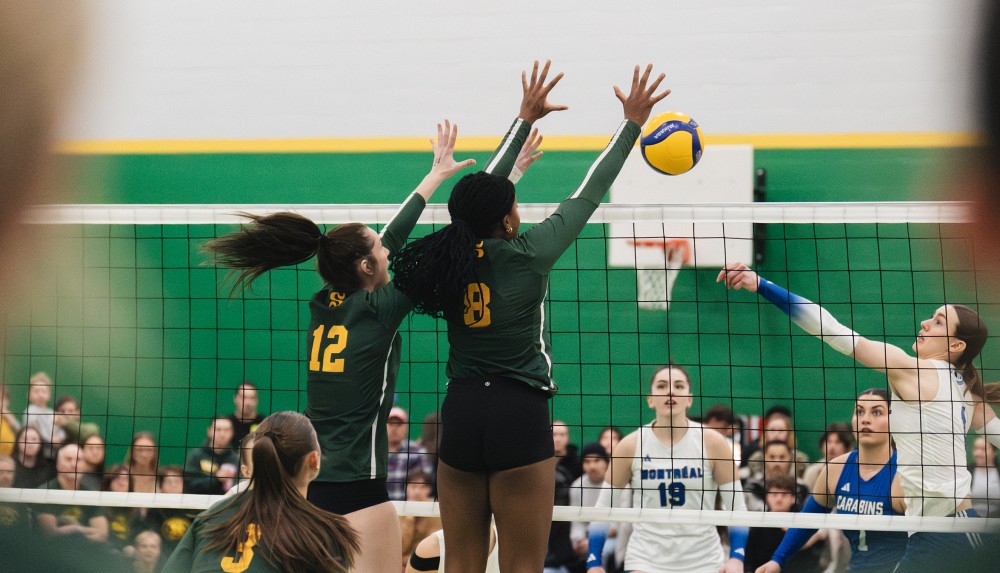 La formation f&eacute;minine du Vert & Or a &eacute;t&eacute; dominante du d&eacute;but &agrave; la fin du match vendredi soir au Centre sportif de l'UdeS, lors du tout premier match de la s&eacute;rie ultime du Championnat provincial.
