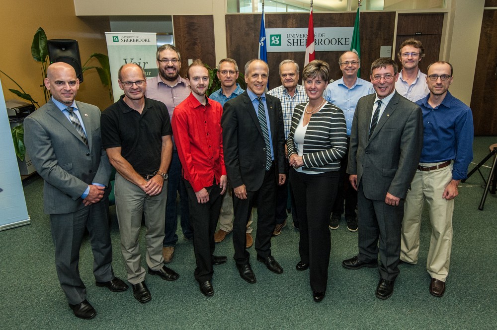 Des r&eacute;cipiendaires de subventions et de bourses &eacute;taient pr&eacute;sents lors de la conf&eacute;rence de presse. Sur cette photo, ils sont accompagn&eacute;s de la&nbsp;ministre du D&eacute;veloppement international et de la Francophonie, l&rsquo;honorable Marie-Claude Bibeau, du directeur des programmes de bourses&nbsp;du CRSNG, Serge Villemure,&nbsp;du recteur de l'UdeS, Pierre Cossette, du&nbsp;vice-recteur &agrave; la recherche et aux &eacute;tudes sup&eacute;rieures de l&rsquo;Universit&eacute; de Sherbrooke, Jean-Pierre Perreault.&nbsp;