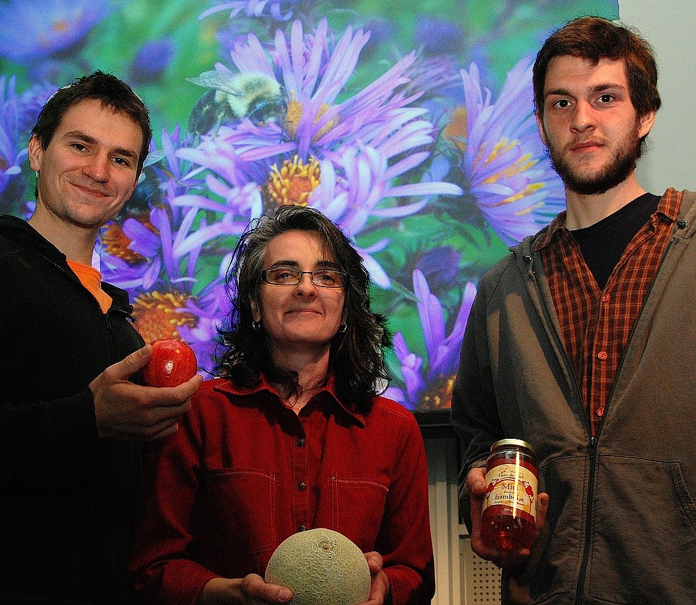 Benjamin Ouellet et Gabriel Rebello, &eacute;tudiants &agrave; l'Universit&eacute; de Sherbrooke, entourent France Bourgouin, d'Action Saint-Fran&ccedil;ois.