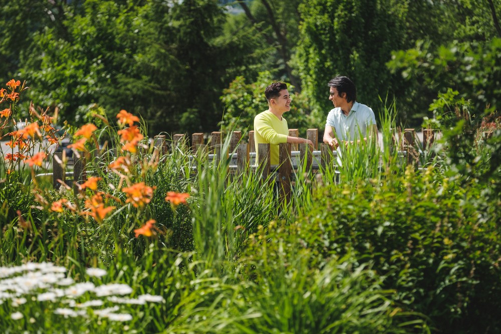 Santiago (&agrave; gauche) et Freddy (&agrave; droite) au C&oelig;ur campus de l'UdeS.