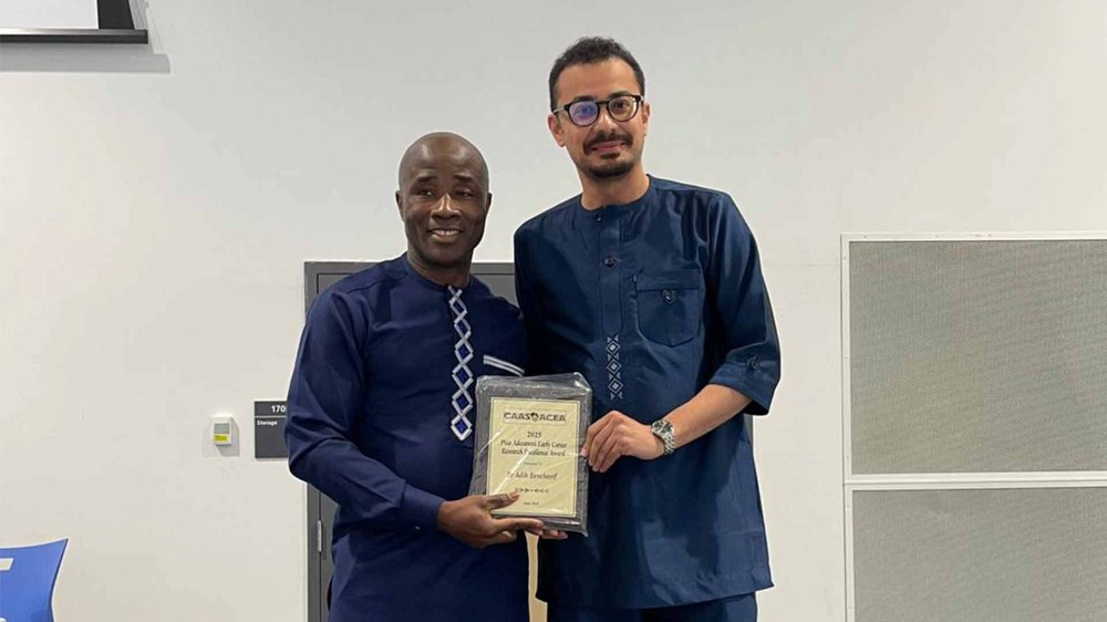 Pr Adib Bencherif (&agrave; droite) a re&ccedil;u&nbsp;le Prix d'excellence en recherche en d&eacute;but de carri&egrave;re Pius Adesanmi.