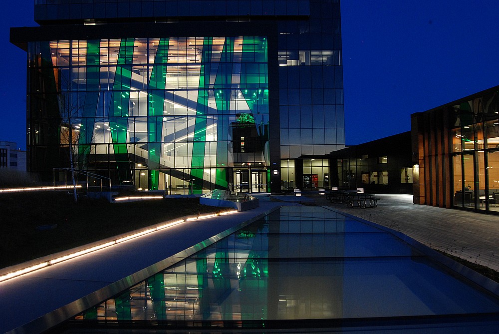 Un aspect du b&acirc;timent prim&eacute;, en soir&eacute;e.