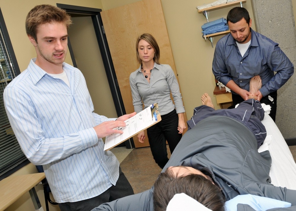 Des &eacute;tudiants font une d&eacute;monstration lors de l'ouverture officielle de la clinique, le 3&nbsp;octobre&nbsp;2012.