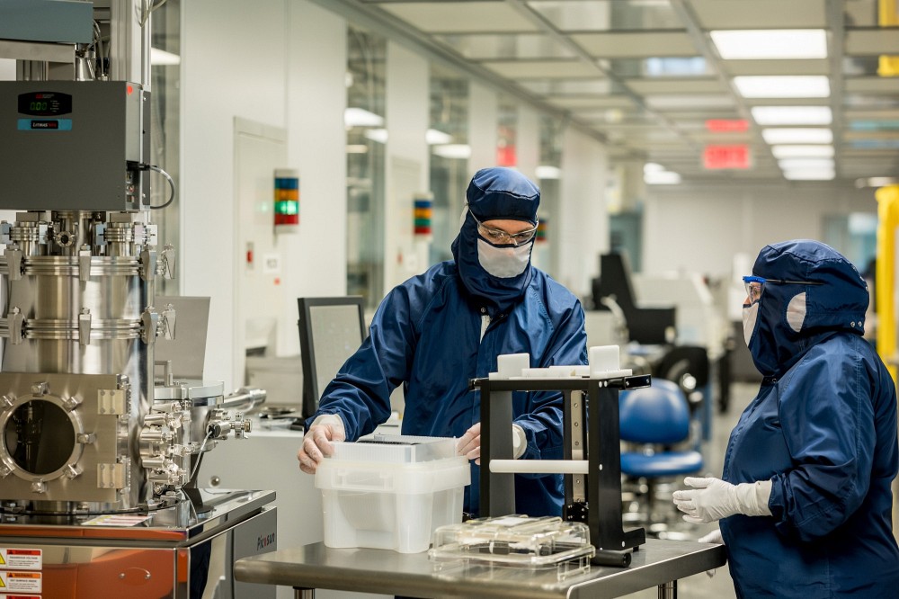 Photo prise &agrave; la plateforme 3IT.nano, l&rsquo;une des 22 plateformes du r&eacute;seau de plateformes de recherche institutionnelles de l&rsquo;Universit&eacute; de Sherbrooke. Une plateforme de recherche regroupe des expertises, des &eacute;quipements de pointe, des infrastructures de recherche et offre des services hautement sp&eacute;cialis&eacute;s. Les plateformes de l&rsquo;UdeS &oelig;uvrent dans des domaines vari&eacute;s : sciences num&eacute;riques, sciences et g&eacute;nie et sciences de la sant&eacute;.