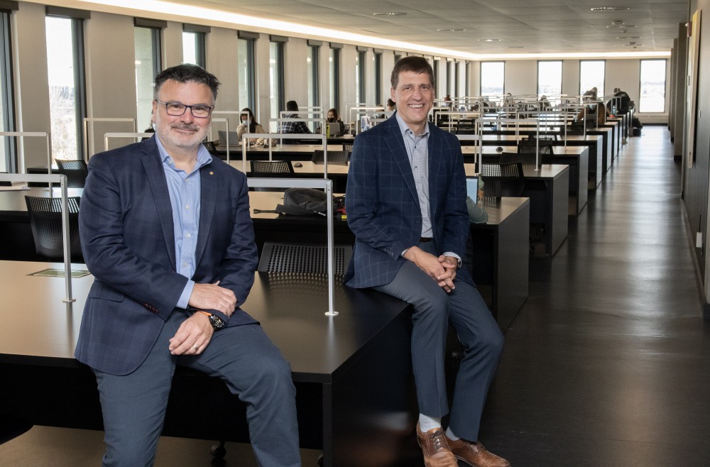 Charles Lamoureux, gestionnaire en philanthropie accompagn&eacute; du doyen de la Facult&eacute; de droit, Louis Marquis.