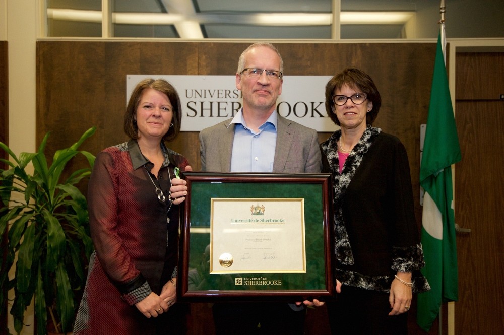 David S&eacute;n&eacute;chal en compagnie de la rectrice Luce Samoisette&nbsp;et de la vice-rectrice aux &eacute;tudes Lucie Laflamme.