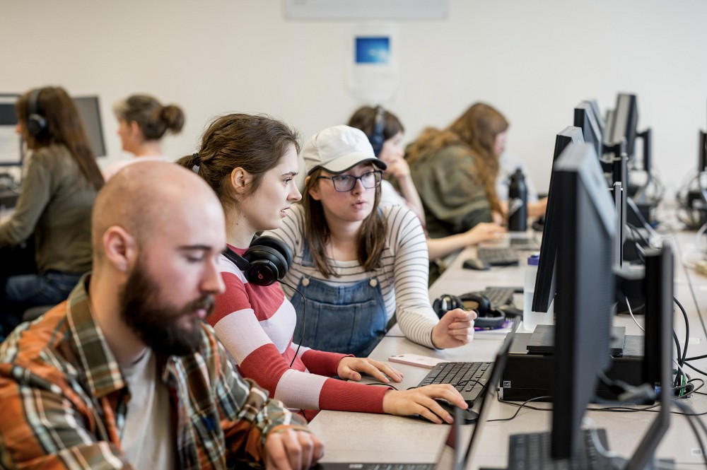 Durant leur parcours, les &eacute;tudiantes et les &eacute;tudiants en traduction professionnelle se familiarisent avec les diff&eacute;rentes &eacute;tapes du sous-titrage et du doublage pour le cin&eacute;ma. Ce partenariat avec le Festival cin&eacute;ma du monde de Sherbrooke leur permet de mettre en pratique leurs apprentissages.