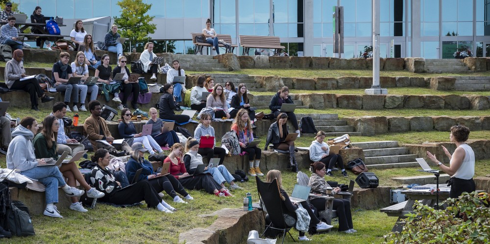 Le jeudi 12 septembre 2024, le cours Droit des autochtones donn&eacute; par Me Genevi&egrave;ve Richard, charg&eacute;e de cours, s'est tenu sous un soleil radieux.
