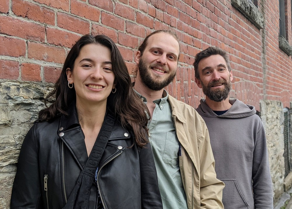 Le collectif KrRoLe, compos&eacute; de&nbsp;l&rsquo;&eacute;tudiante au doctorat en g&eacute;nie m&eacute;canique, Tamara Krpic, du professeur en g&eacute;nie m&eacute;canique, Olivier Robin, et du dipl&ocirc;m&eacute; au baccalaur&eacute;at en g&eacute;nie &eacute;lectrique, Pascal Lemieux