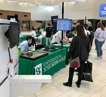 Des kiosques ont &eacute;t&eacute; am&eacute;nag&eacute;s dans le mail central du Carrefour de l'Estrie