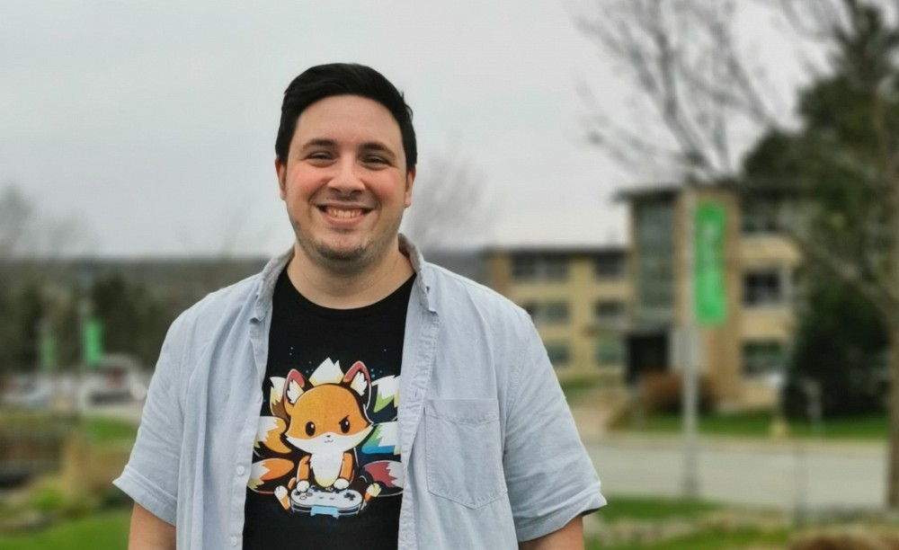 Justin Taschereau sur le campus principal de l'UdeS.